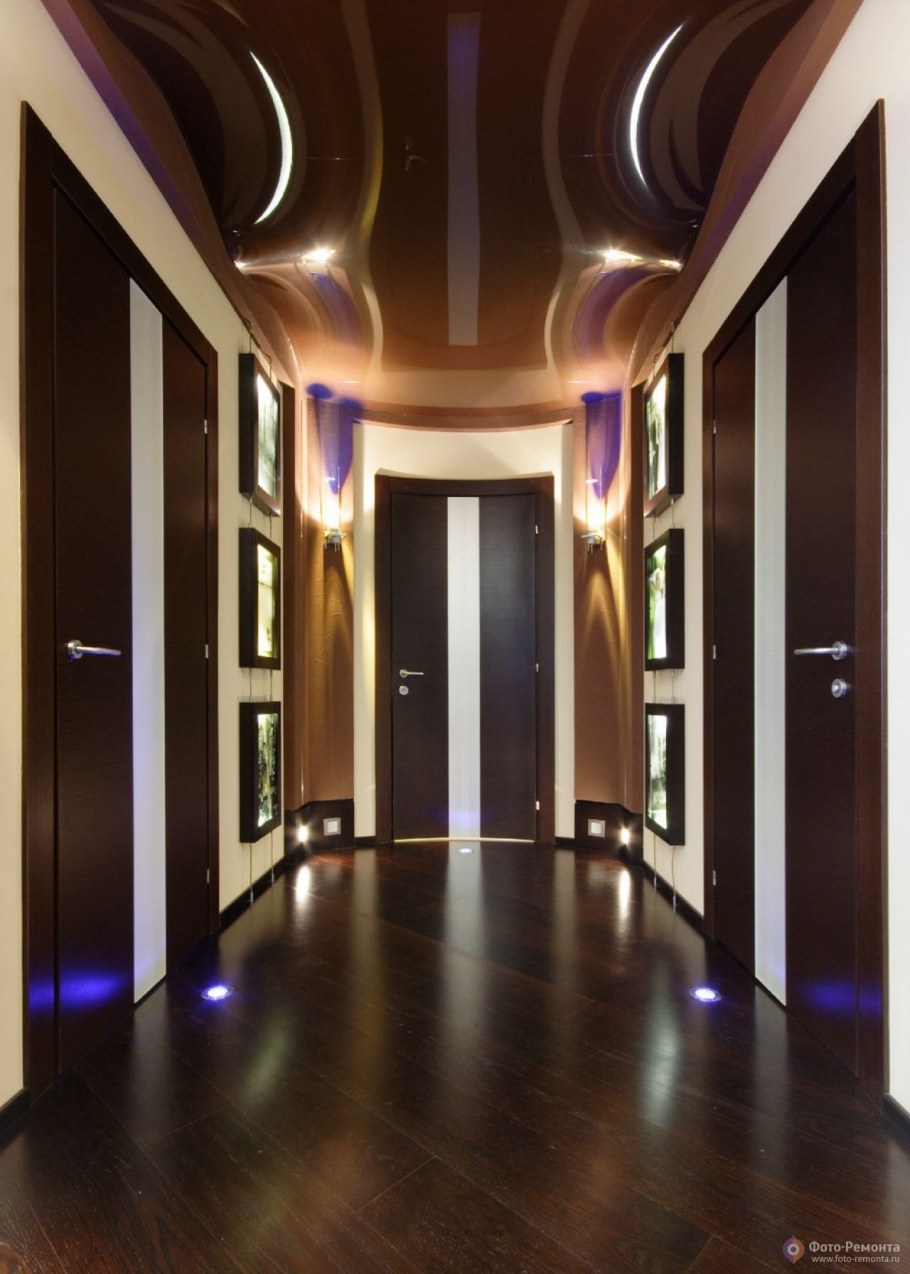 Современный потолок в прихожей