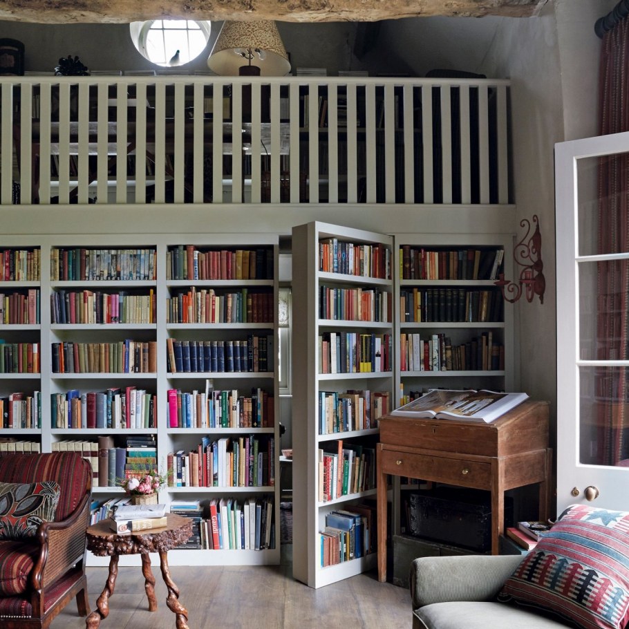 Комната с книжным шкафом