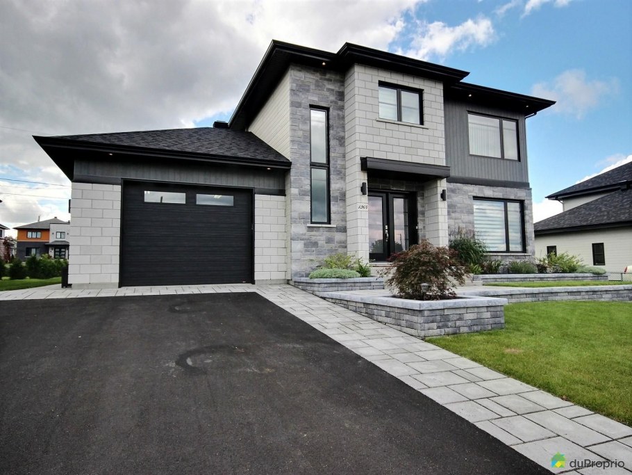 Двухэтажный дом серого цвета