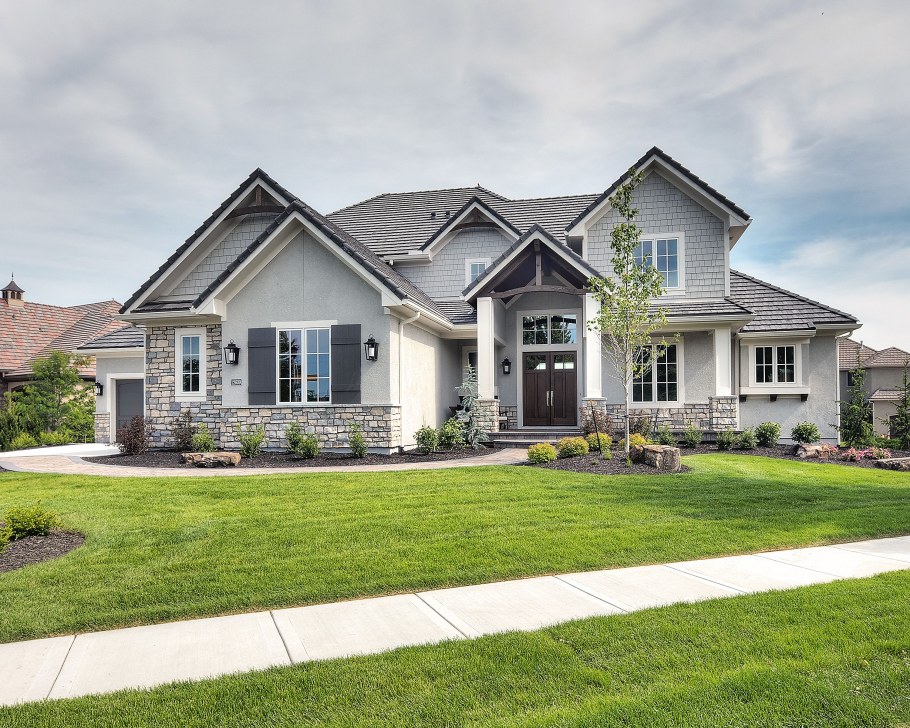 Роскошный дом серый