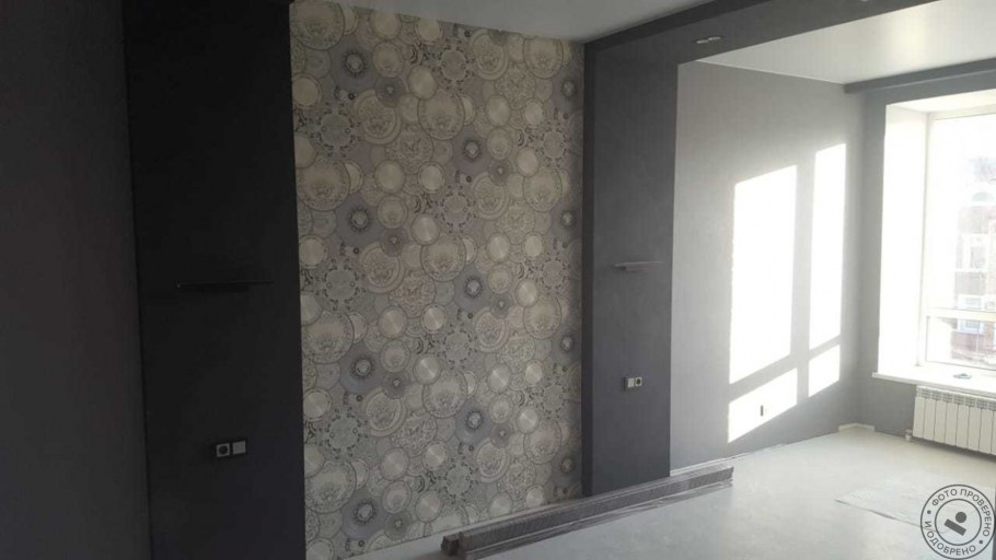 Комбинация обоев в гостиной