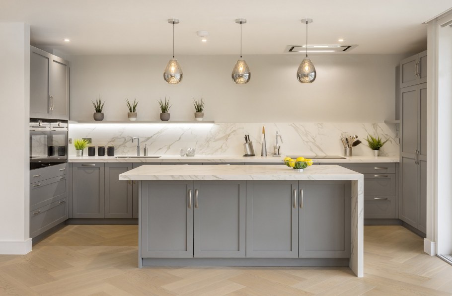 Кухонный гарнитур в пастельных тонах