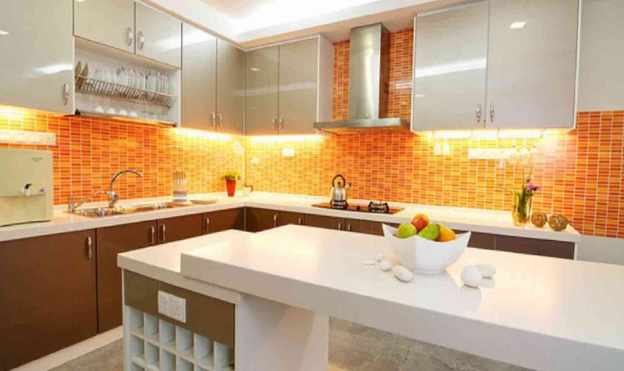 Оранжевая кухня в интерьере с фартуком