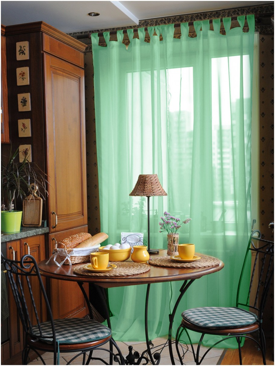 Яркие шторы в интерьере