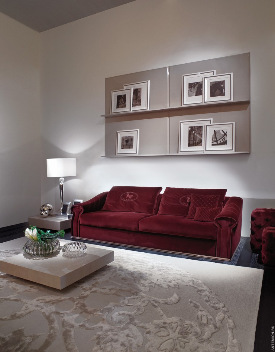Бордовый диван в интерьере гостиной