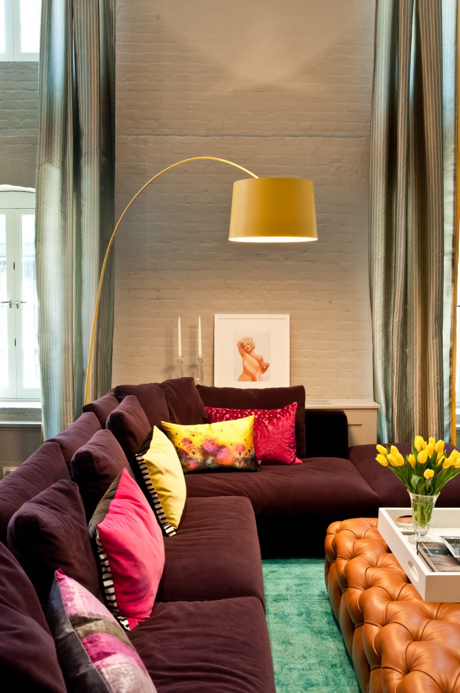 Малиновый ковер в интерьере гостиной