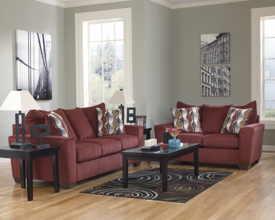 Сочетание голубого и бордового в интерьере