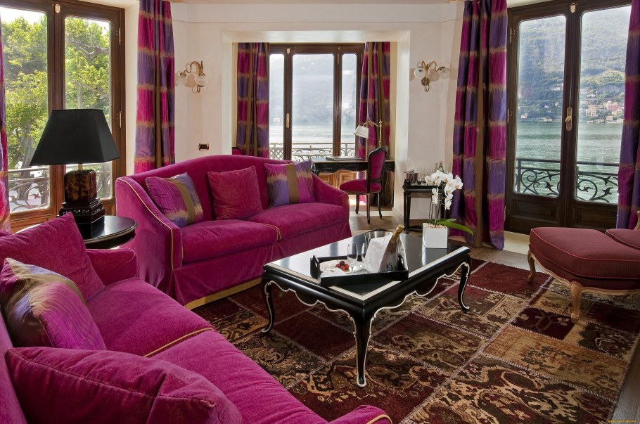 Бордовый диван на желтом фоне