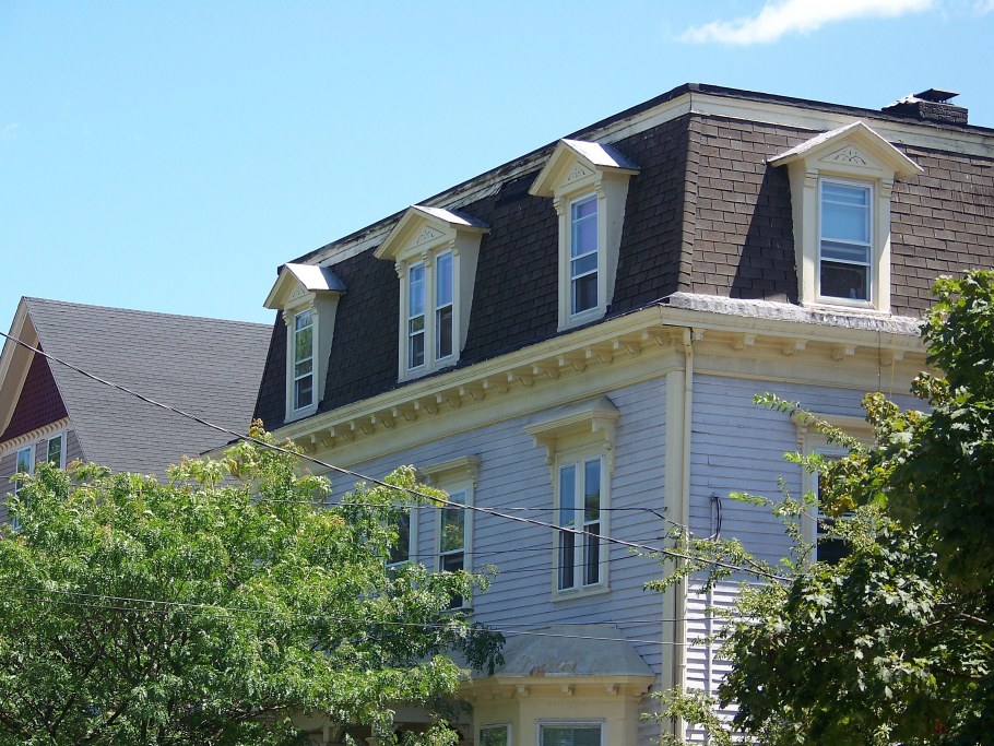 Дом с мансардной крышей в классическом стиле