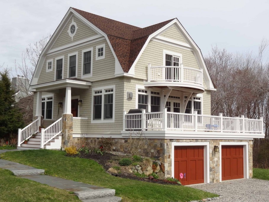 Фасад дома с мансардной крышей