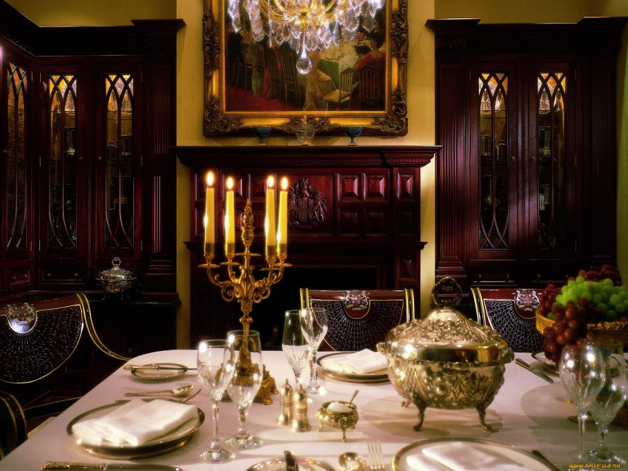 Сервированный серебряными приборами стол в дорогом ресторане