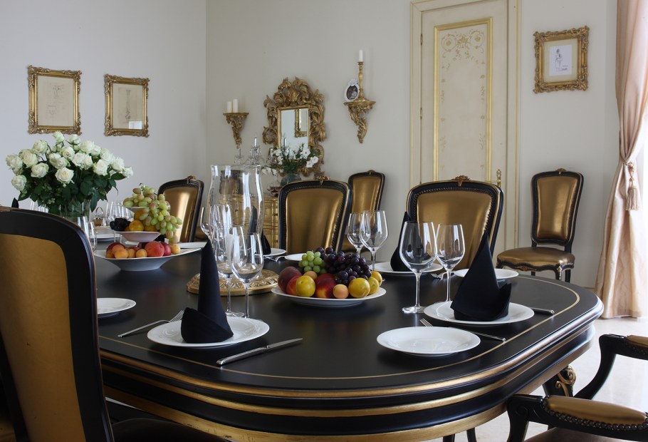 Гостиная с сервированным столом