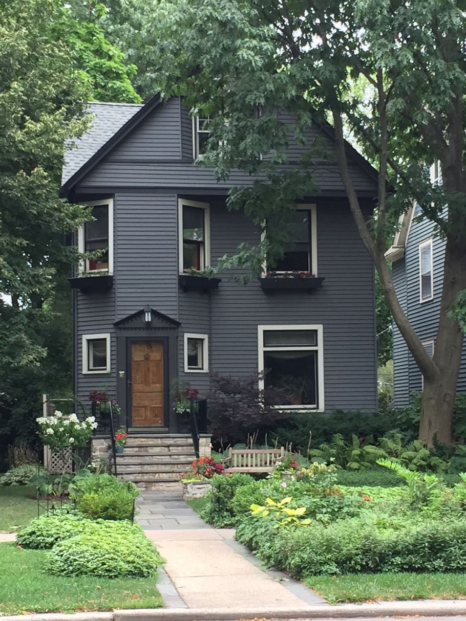 Темно серый фасад