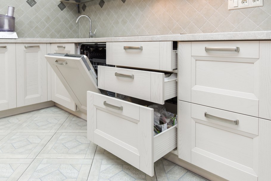 Кухня слоновая кость с патиной