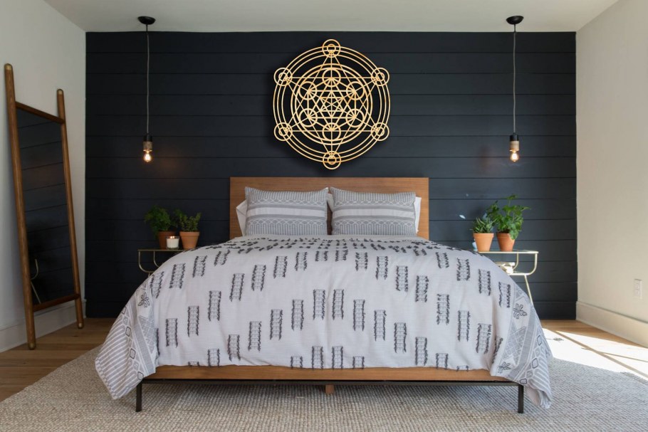 Телевизор на стене в спальне