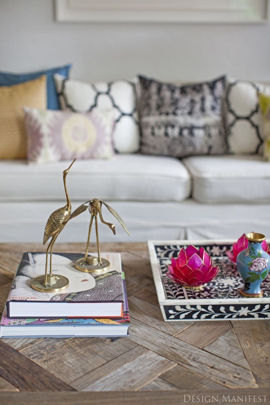 Декор на подносе в гостиной