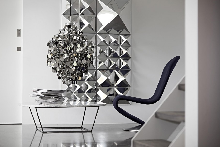 Светлая гостиная с зеркальной плиткой