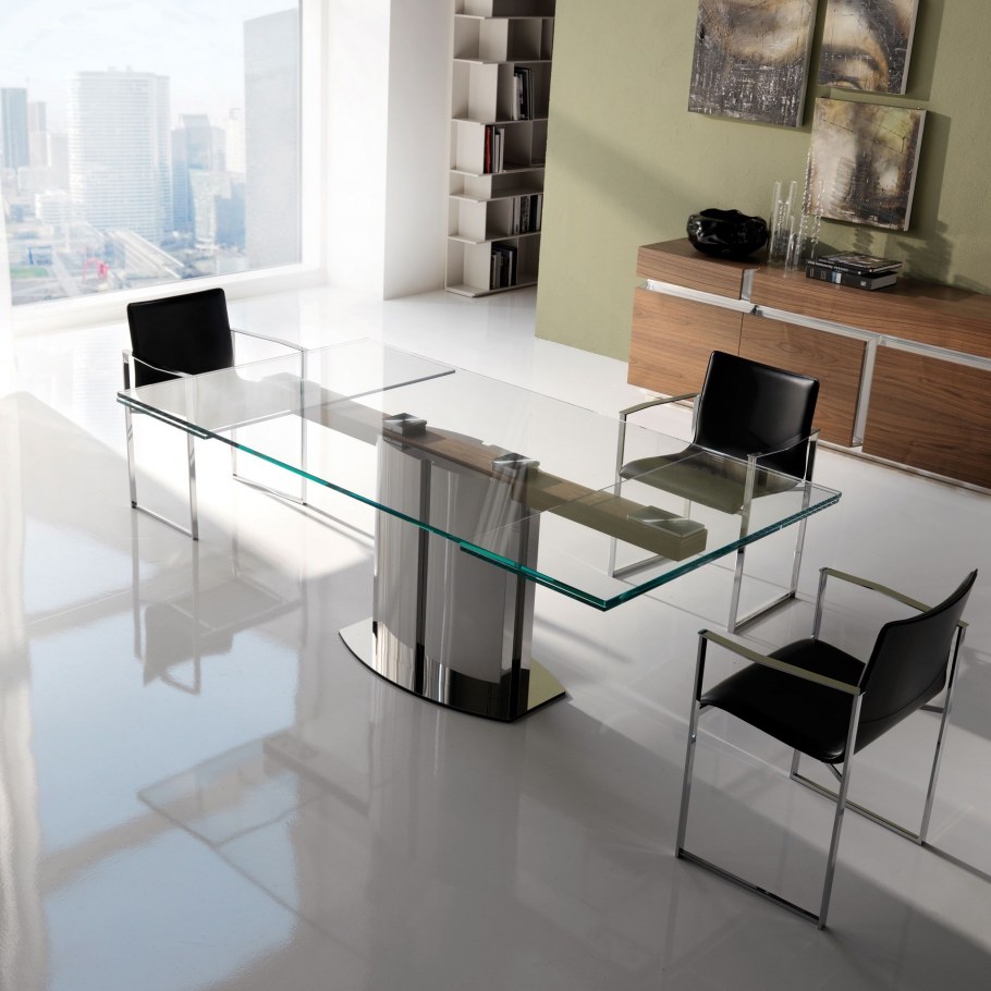 Письменный стол у панорамного окна