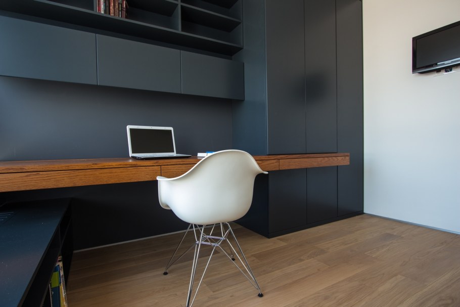 Длинный стол вдоль стены