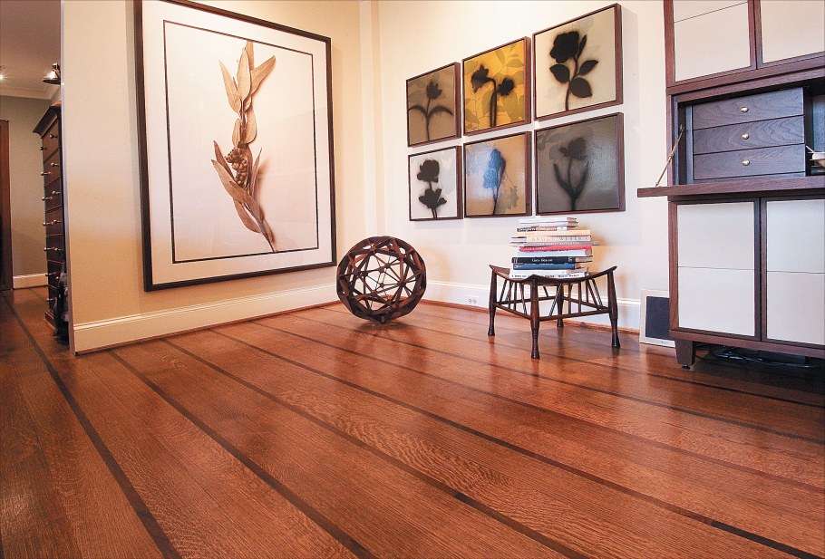 Картина на полу в интерьере