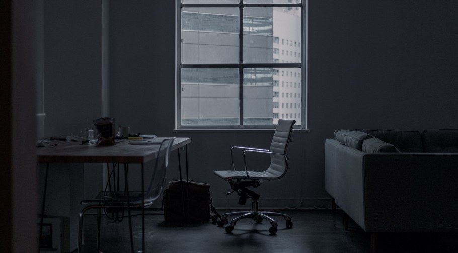 Темный офис