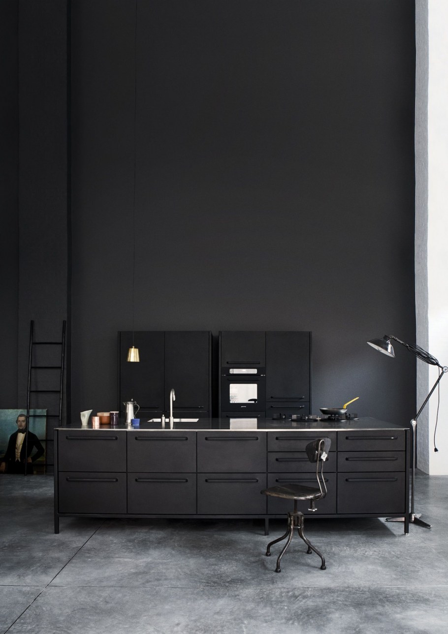 Офис в темных тонах