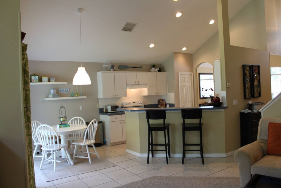 Прямоугольная кухня гостиная в доме