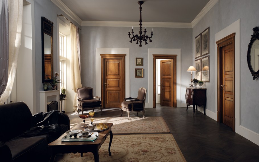 Светлая прихожая с темными дверями