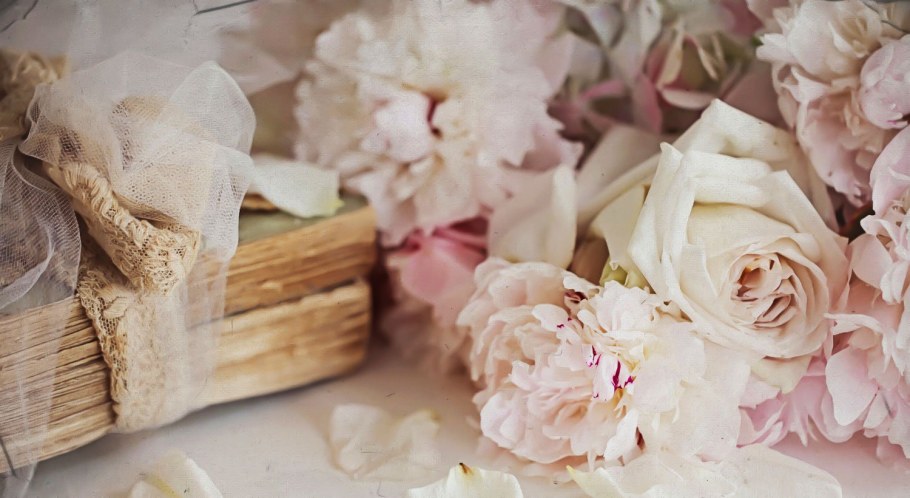 Нежно бежевый