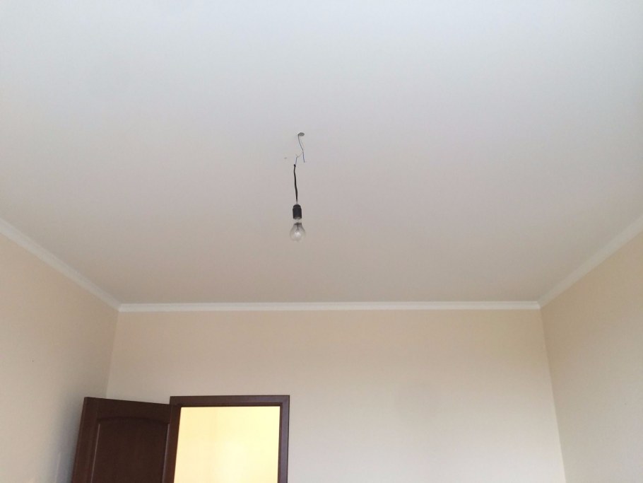 Натяжной потолок бежевый матовый