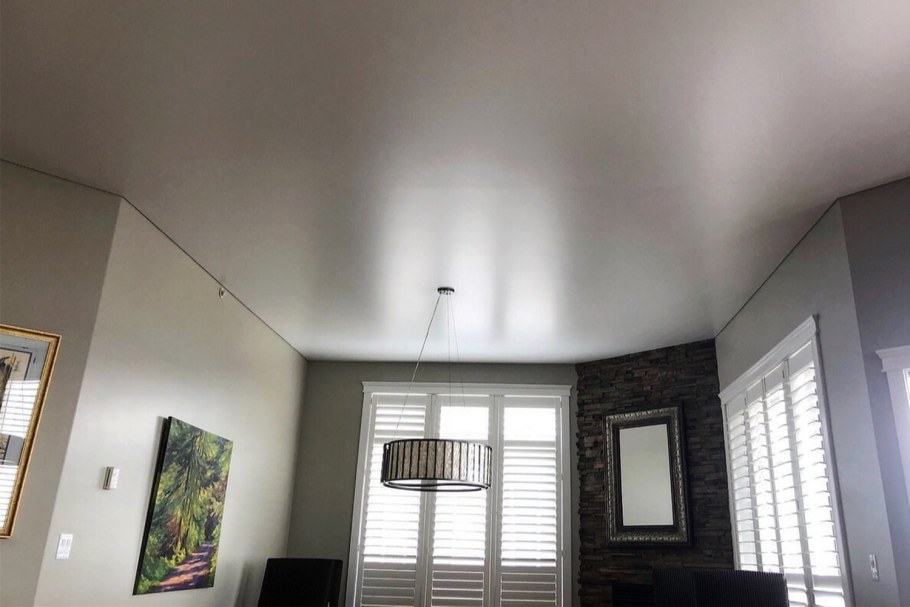 Белые матовые натяжные потолки с бежевым ярусом