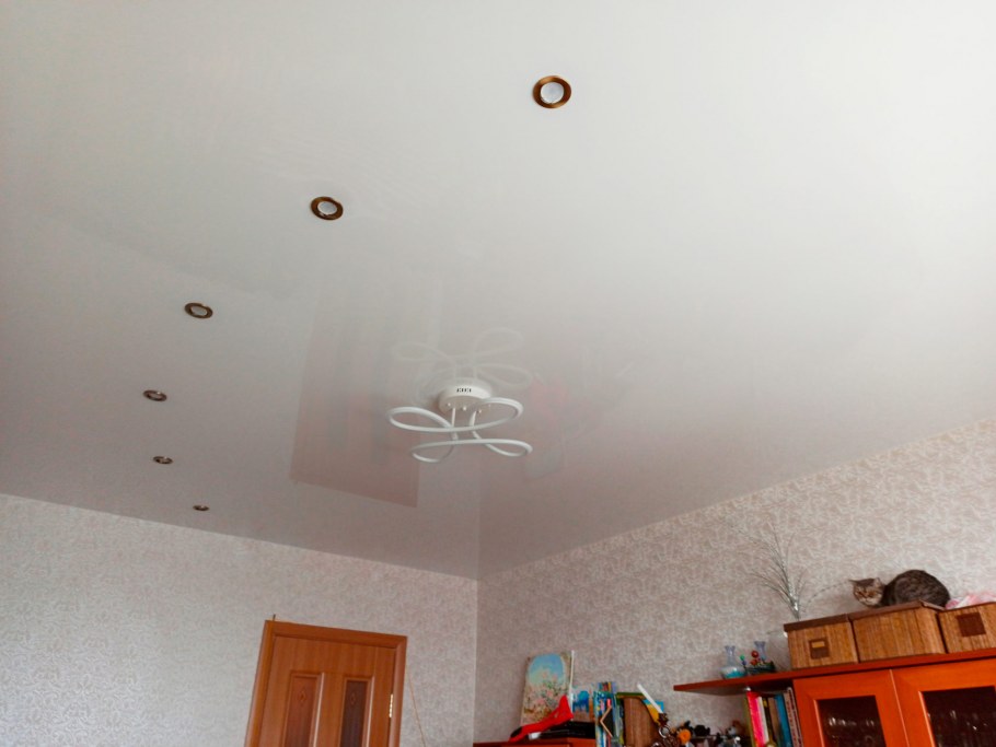 Красивые натяжные потолки матовые