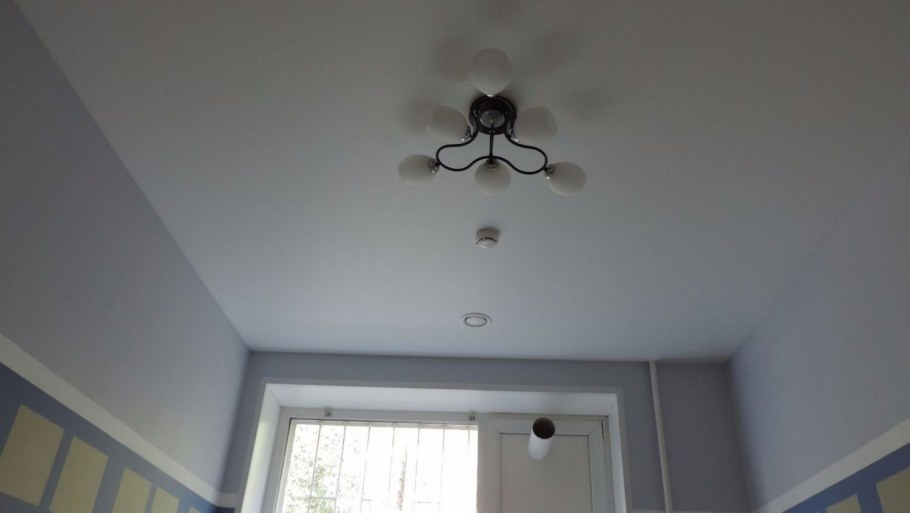 Матовый натяжной потолок м110