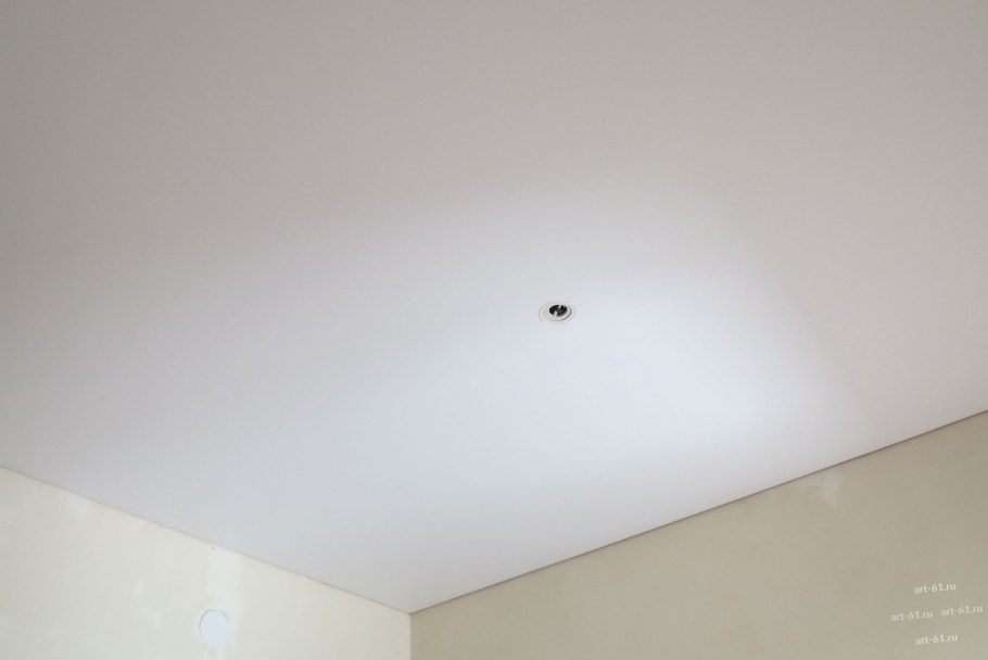 Белый сатиновый натяжной потолок