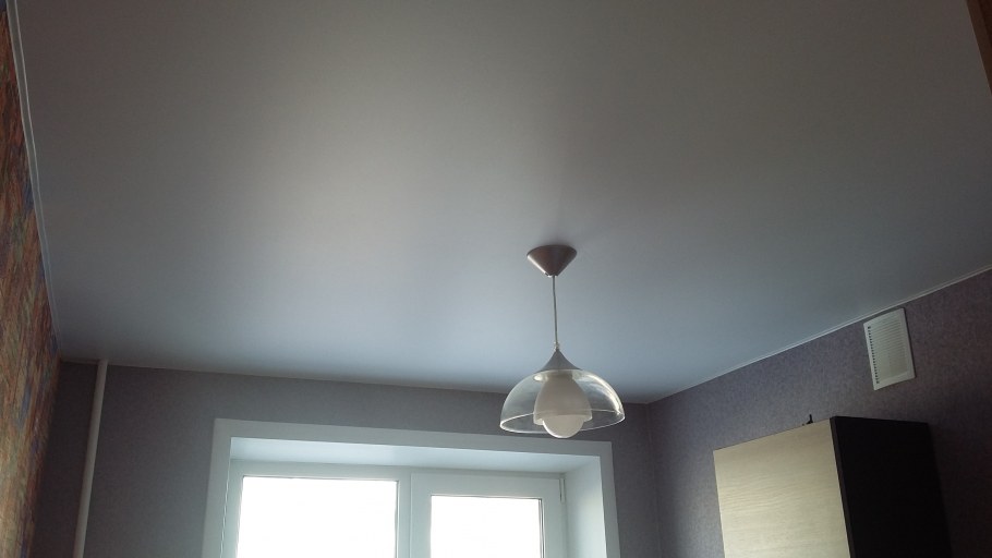 Натяжной потолок белый матовый