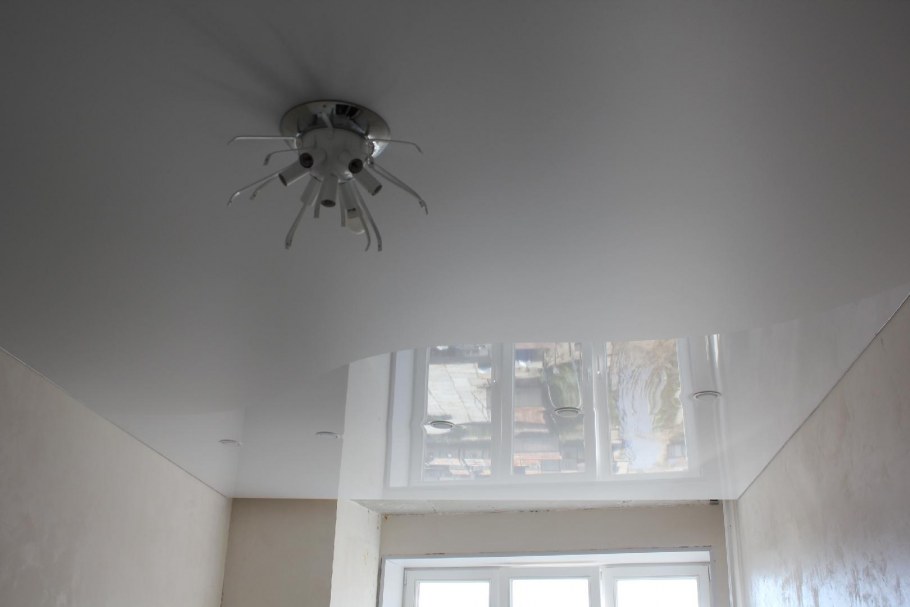 Натяжной потолок белый матовый