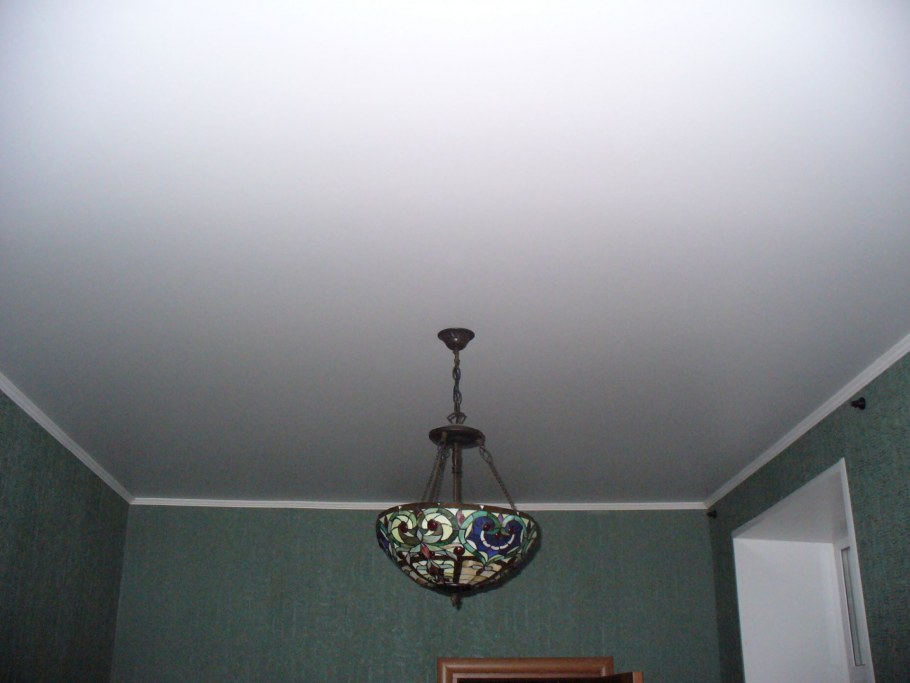 Натяжной потолок белый матовый