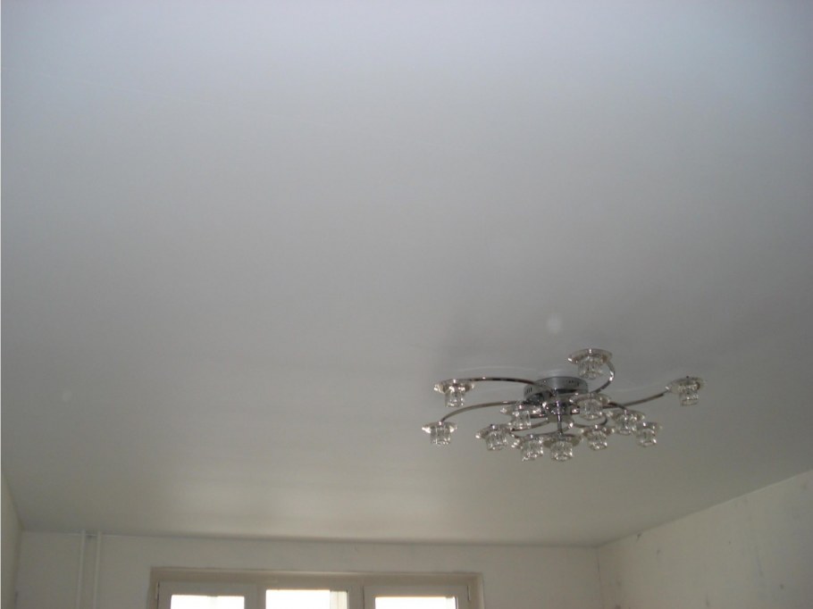 Матовый натяжной потолок м110