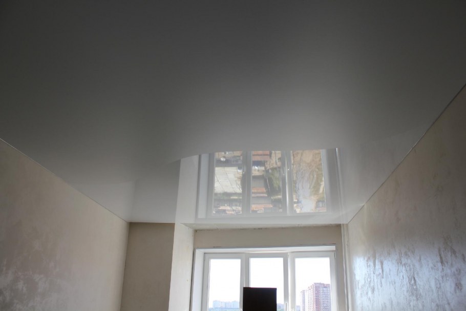 Натяжной потолок серый матовый