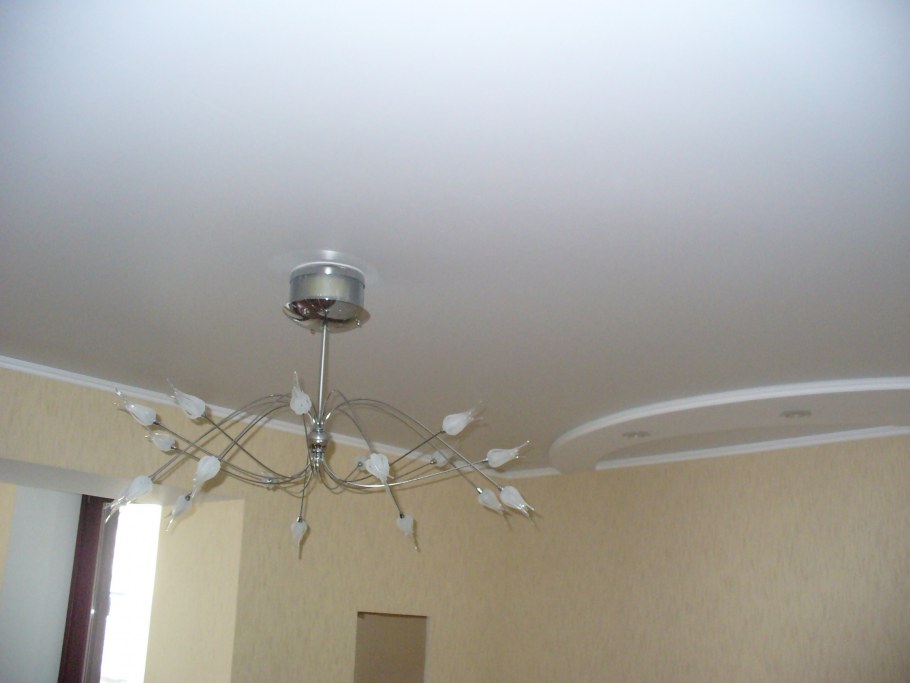 Глянцевый натяжной потолок