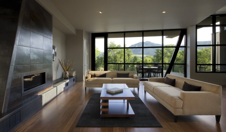 Гостиная с камином и панорамными окнами