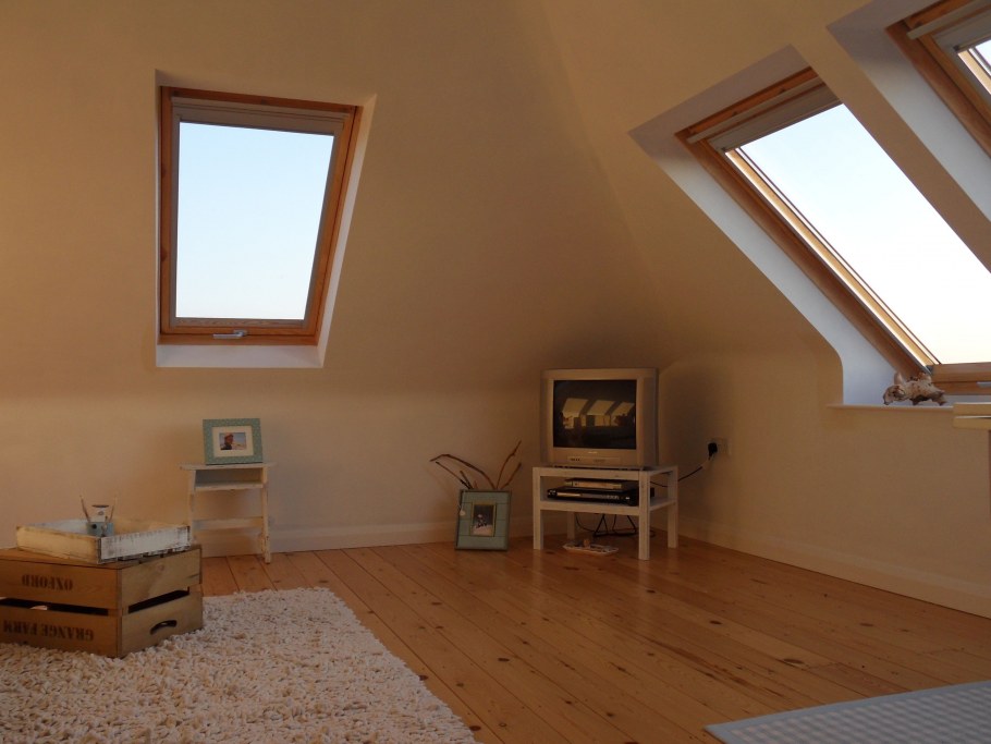 Комната с мансардным окном