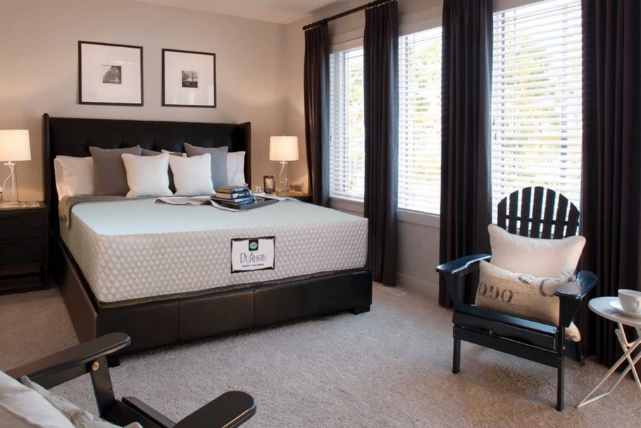 Темная кровать в Светлом интерьере