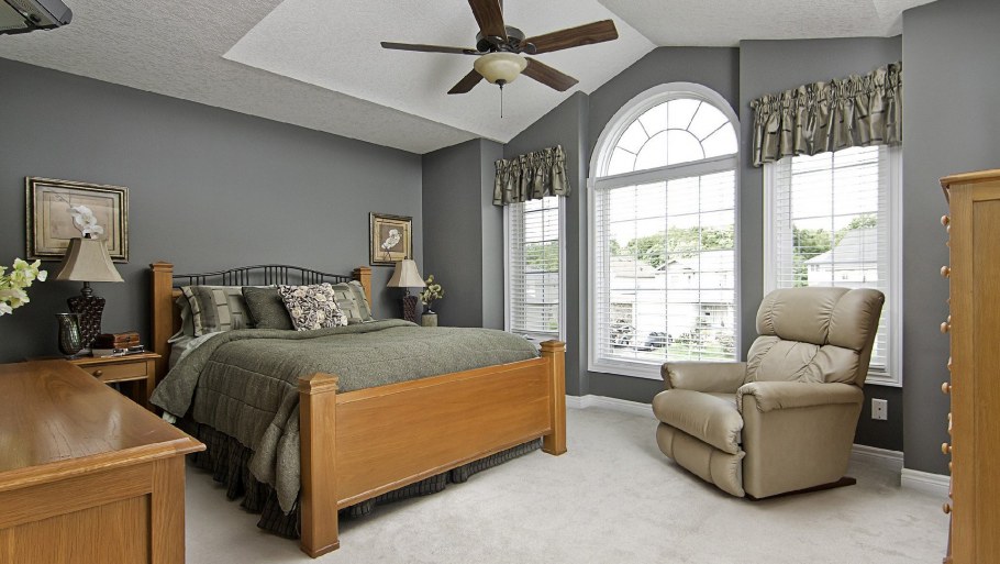 Большая светлая спальня