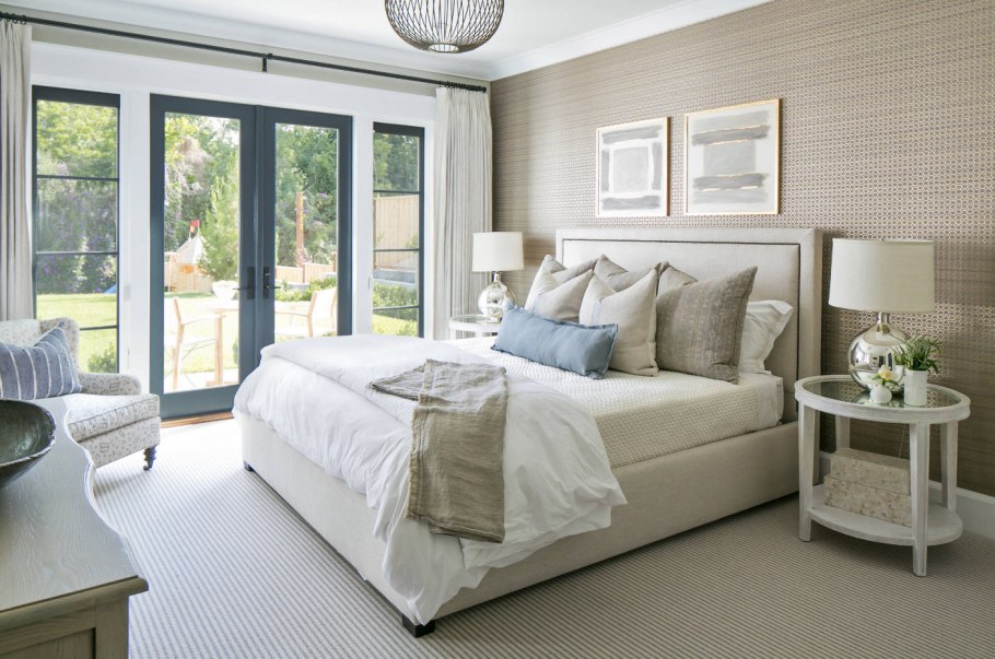 Кровать в американском стиле в интерьере