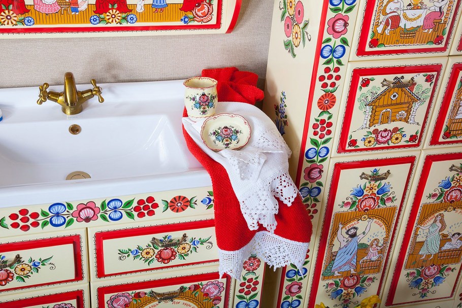 Расписная мебель в интерьере