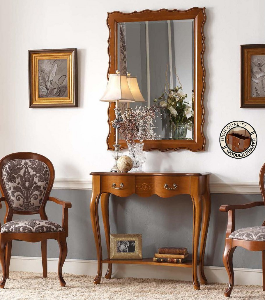 Зеркало в раме над комодом