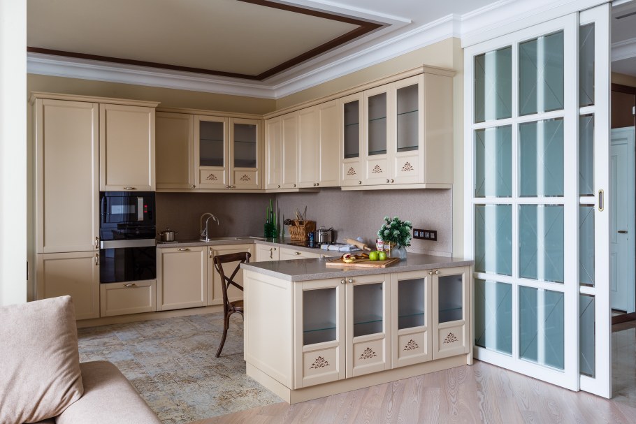 Белая кухня в классическом стиле