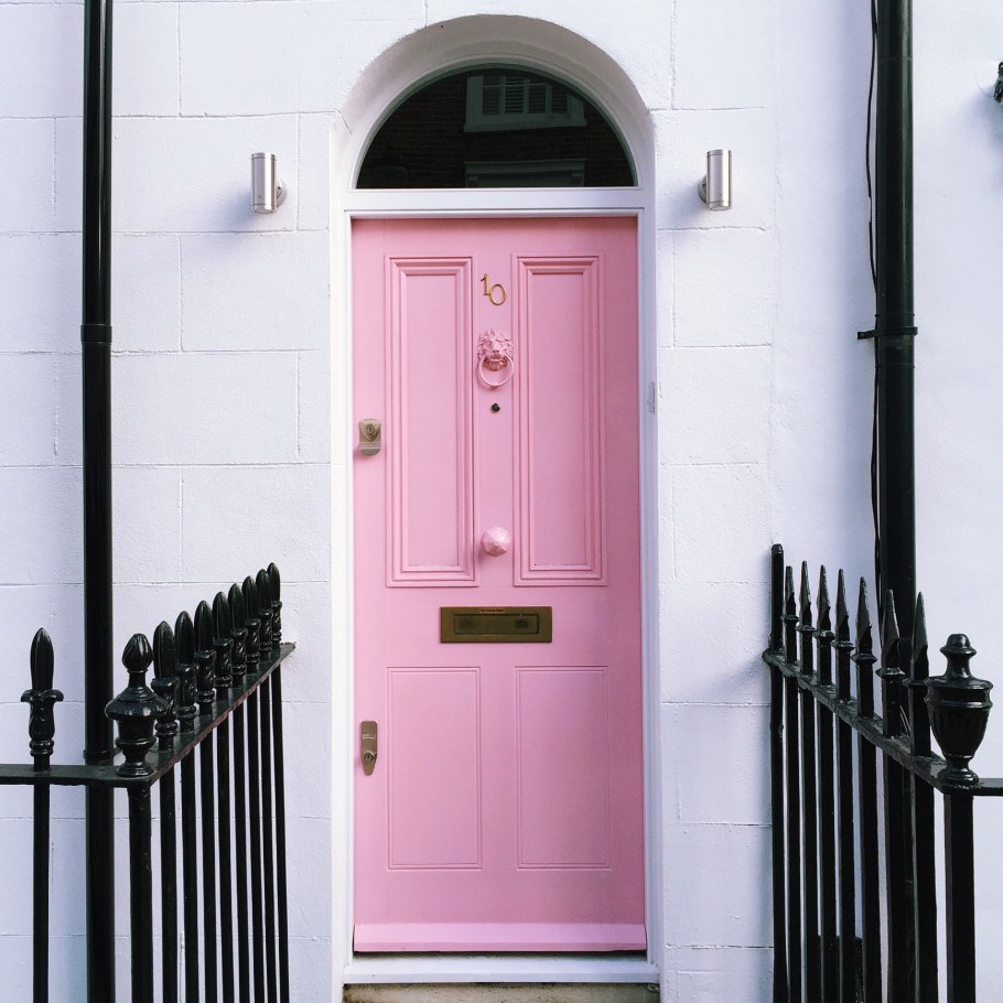 Разноцветные двери в интерьере