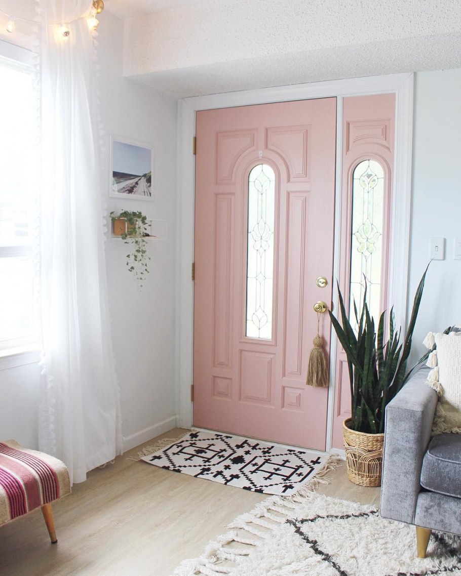 Розовая дверь в комнату